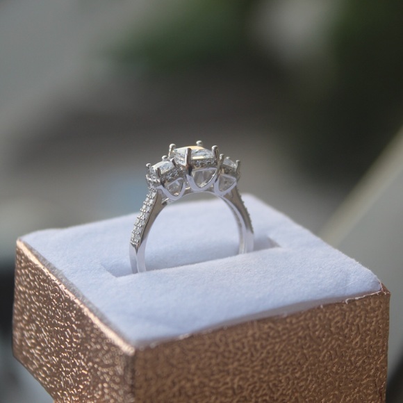 White CZ women’s silver ring - Picture 1 of 6